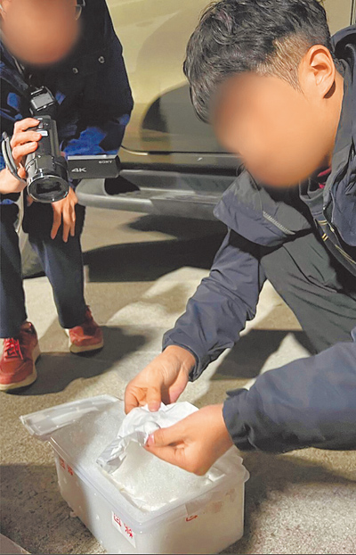 連江地檢署起訴台灣有史以來最大宗鸚鵡蛋走私案件,張姓、楊姓主嫌自行或委託共犯,攜帶鸚鵡蛋由台中機場搭乘國內線班機至馬祖或金門,再交由當地漁民以小船出海,於海上交付接應的中國船舶。圖為查緝人員於金門查獲欲輸出的鸚鵡受精卵。(海巡署偵防分署提供) image