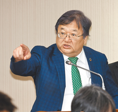 衛福部長邱泰源7日赴立法院備詢,表示目標8月公布「狼醫查詢平台」,並拍桌與質詢的民進黨立委對嗆。(劉宗龍攝) image