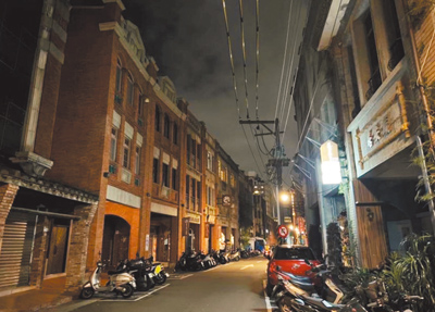 台北市迪化街北街的捷運大橋頭站到迪化街二段的民權西路南北側,因夜間營業店家少、橋體遮擋光線,導致夜間照明非常不足。(台北市議員林亮君研究室提供/邱芊台北傳真) image
