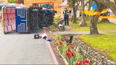 宜蘭綠色博覽會4月4日發生遊園小火車翻覆事故,造成1死1重傷,宜蘭地檢署7日偵查終結,認定是因遊園小火車煞車長期漏油,導致煞車系統失效,依《刑法》過失致死及過失傷害罪,起訴遊園車業者與司機2人。(民眾提供/吳佩蓉宜蘭傳真) image