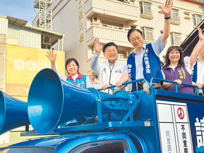 國民黨桃園市長張善政(右二)8日特別從桃園到花蓮,與同黨立委傅崐萁(左二)掃街宣傳反罷免。(羅亦晽攝) image
