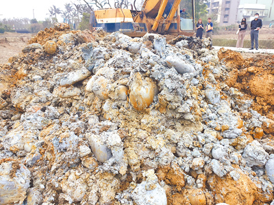 桃檢警環破獲吳男為首的假租地真掏空非法回填廢棄物的犯罪集團,不法所得高達8億元,桃檢偵結起訴11人,並查扣17輛曳引車。(翻攝照片/蔡依珍桃園傳真) image