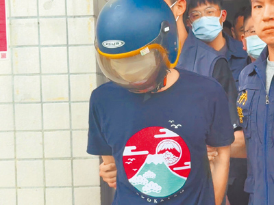 46歲謝姓男子(戴安全帽者)7日上午11時許在新北市土城區明德路段持料理刀、鋁製球棒在路上猛砍42歲張姓妻子、33歲小姨子致死。土城警分局8日警詢後依殺人等罪移送新北地檢署,謝男製作筆錄時狀況正常,卻又在面對媒體時發出「嗚嗚」聲、疑似裝哭。(柯毓庭攝) image