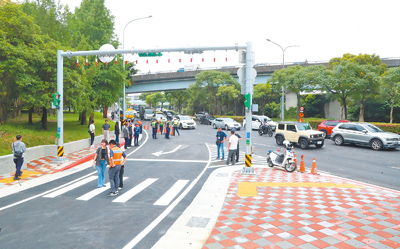 台北市堤頂交流道北上匝道動線改善工程8日舉行通車儀式,可大幅縮短400公尺行車距離,省下約5分鐘車程。(陳君瑋攝) image