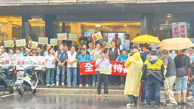 高鐵延伸宜蘭環評案9日審議,有民眾到環境部外表達支持。(賀培晏攝) image