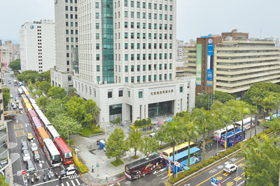 新北市遊覽車駕駛員職業工會不滿115年擬強制裝設駕駛身分識別設備,9日號召數十輛遊覽車包圍交通部,並在交通部大門前架設靈堂表達訴求。(杜宜諳攝) image