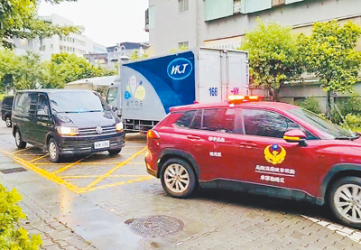 消防員張敬謙8日救人溺水,張的父母9日中午12時決定撤除維生器,遺體下午5時40分移送北市二殯。(李育嫺攝) image
