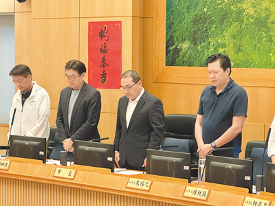 新北市長侯友宜(右二)9日上午主持市政會議,率市府主管起立替殉職消防同仁默哀。(高鈞麟攝) image