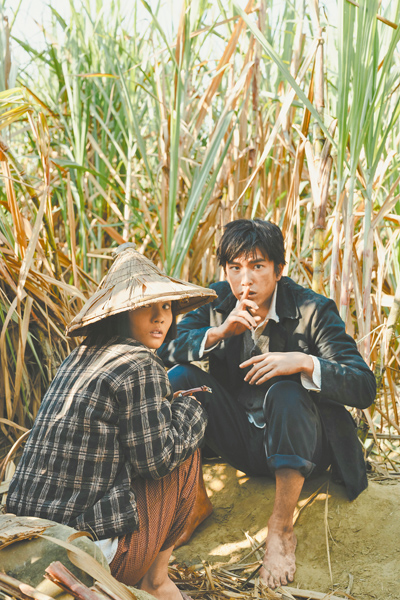 曾敬驊(右)在電影《大濛》中與方郁婷飾演兄妹,兩人手足情深。(華文創提供) image