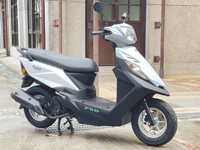 全國首台油電機車PGO isavR威力125新上市,擁有極佳的65.6km/L油耗實績表現。(陳大任攝) image