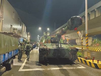 陸軍裝甲542旅砲兵營M109A5自走砲車10日晚11時許,執行機動任務時,疑因不熟路況且夜間視線不佳,撞爛路旁4車。(翻攝照片/廖姮玥桃園傳真) image