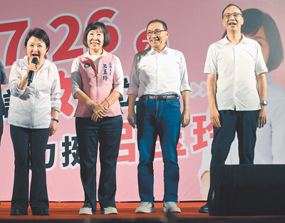 國民黨主席朱立倫(右一)、新北市長侯友宜(右二)及台中市長盧秀燕(左一)11日為桃園第五選區立委呂玉玲(左二)站台宣講,呼籲民眾投下不同意罷免票。(范揚光攝) image