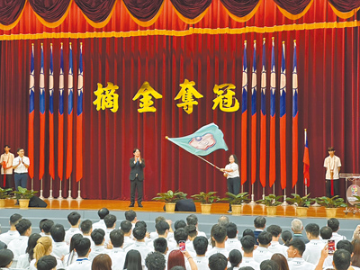 2025年世界大學運動會將於7月16日在德國萊茵魯爾舉行,賴清德總統(台上左三)11日上午赴高雄左營國家運動訓練中心親自授旗給選手代表團。(紀爰攝) image