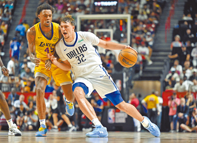 NBA新科狀元弗拉格(右)在拉斯維加斯聯賽首次代表獨行俠出賽。(美聯社) image