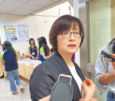 衛福部醫事司司長劉越萍12日說明目前正等司法院回覆,將與醫事人員查詢系統整合,最快8月提供判決確定的性平案件資訊。(中央社) image