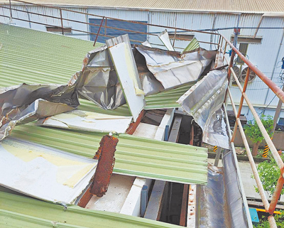 丹娜絲颱風重創嘉義,許多房屋、建物屋頂被吹翻、破損,瓦片、鐵皮消失、破洞,至今仍無法修繕。(台電提供/呂妍庭嘉義傳真) image