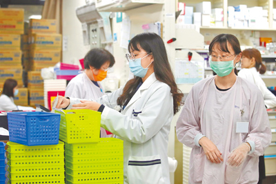 食藥署表示,目前口服葡萄酸鋅藥品僅1張許可證,但另有鋅成分的硫酸鋅注射劑可供臨床使用,建議各醫療院所將短缺品項優先保留給門診病人使用。示意圖為醫院藥師配藥。(本報資料照片) image