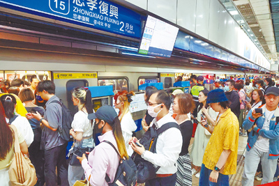 儘管捷運是民眾日常通勤的主要交通工具,地下月台卻是PM2.5暴露量最高的場所。圖為民眾搭乘台北捷運通勤情形。(鄧博仁攝) image