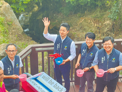 台北市政府在白石湖地區建置全市首座「聚落式汙水處理設施」,有效處理當地住戶及遊客產生的汙水,市長蔣萬安(左二)14日出席啟用典禮,強調工程不僅是環境與水資源管理重大突破,也是公私協力典範。(徐佑昇攝) image