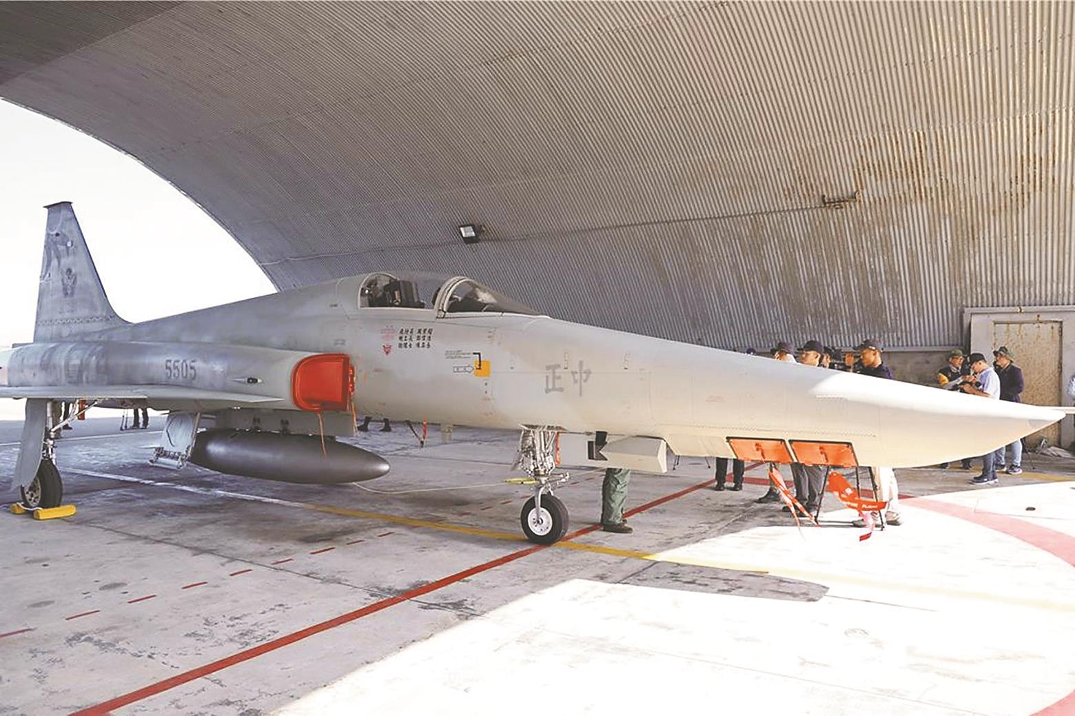 我國空軍服役最久,已逾50年的F-5系列戰機將正式在7月4日除役,連同RF-5E偵察機一起4日在花蓮基地舉辦的除役儀式中光榮退伍。(姚志平攝) image