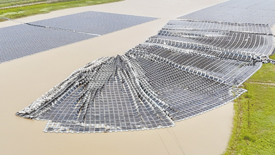 嘉義縣滯洪池的水面型太陽能光電板被颱風吹翻、破損,光電板堆疊,從空中看下去,有如大型抹布般捲曲。(讀者提供/呂妍庭嘉義傳真) image