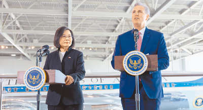 蔡英文總統(左)2023年4月「民主夥伴共榮之旅」結束貝里斯訪問行程後,過境洛杉磯於雷根圖書館與美國眾議院議長麥卡錫(右)發表共同聲明。(總統府提供) image