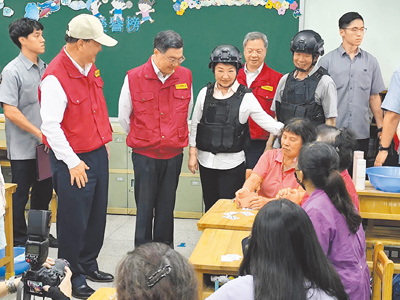 城鎮韌性演習15日在中部4縣市登場,行政院長卓榮泰(左三)、台中市長盧秀燕(左四)前往梧棲國小視察急救站及救濟站作業演練。(李京昇攝) image