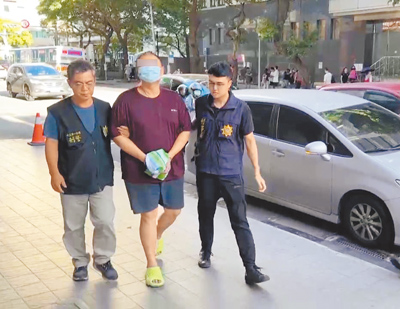刑事局偵破大陸製黑心平板流竄網拍平台案,逮捕陳姓主嫌(中),移送桃園地檢署偵辦。(警方提供/胡欣男台北傳真) image
