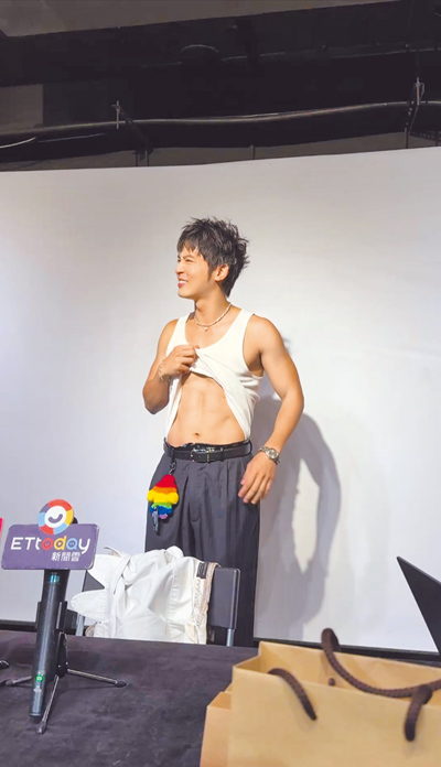 小樂吳思賢15日舉辦MV首映會,現場大方秀腹肌。(陳曉涵攝) image