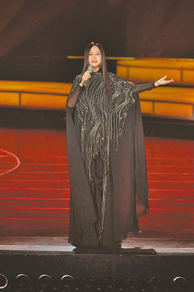 江蕙15日在高雄巨蛋進行第3場演唱會,吸引大批粉絲朝聖。(寬宏藝術提供) image