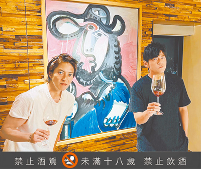 周杰倫(右)與山下智久也曾一邊品酒、一邊賞畫。(摘自IG) 周杰倫(右)與山下智久也曾一邊品酒、一邊賞畫。(摘自IG)