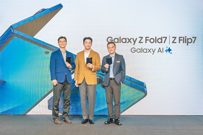 台灣三星電子總經理梁準原(左起)、韓國知名主廚安成宰、台灣三星電子行動通訊事業部總經理陳啟蒙,16日同台宣傳新款摺疊機。(三星提供) image