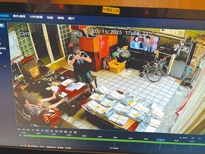 1名頭戴安全帽人士進入中壢明德里里辦公室,拍照後隨即離開。(魯明哲辦公室提供/廖姮玥桃園傳真) image