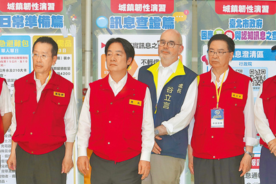 北台7縣市城鎮韌性演習17日登場,台北市中山國小開設戰時急救收容站,賴清德總統(左二)前往視察,美國在台協會(AIT)台北辦事處處長谷立言(右二)也全程陪同。(黃世麒攝) image