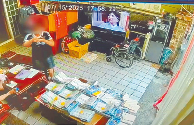 一名頭戴安全帽人士進入中壢明德里里辦公室,拍照後隨即離開。(魯明哲辦公室提供/廖姮玥桃園傳真) image