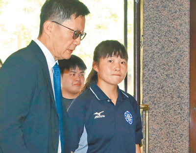 台師大女足抽血案受害學生簡奇陞(右)17日前往教育部與次長張廖萬堅(左)見面。(黃世麒攝) image
