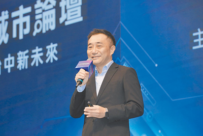 AWS台灣暨香港企業銷售暨策略方案副總經理謝佳男,演講主題為「雲端科技×智慧城市:打造產業聚落的數位競爭力」。(林勝發攝) image