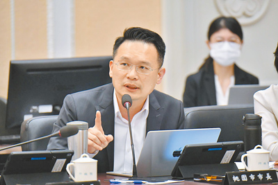 丹娜絲颱風侵襲南台灣,造成大量光電板毀損,桃園市副市長蘇俊賓17日在行政院會指出,光電板含多種重金屬,恐對環境造成風險,呼籲中央建立災損處理標準與設置區位限制規範。(行政院提供/姜霏桃園傳真) image