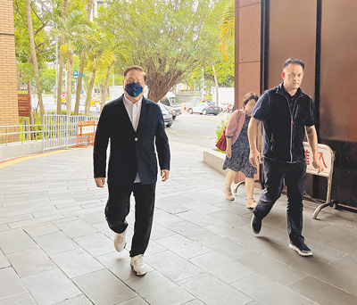 台北地院審理京華城案,17日傳喚東森集團總裁王令麟(左)到庭作證,由檢辯雙方進行證人交互詰問程序。(林偉信攝) image