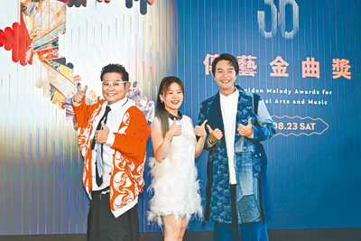 許效舜(左起)、楊小黎、柯大堡17日盛裝出席傳藝金曲主持人發布記者會。(三立提供) image
