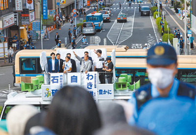 此次日本參院選舉比往年都重要,因為首相石破茂的執政聯盟在眾院已屬「少數執政」,若再丟失參院過半席次,恐會將政權拱手讓人。(路透) image