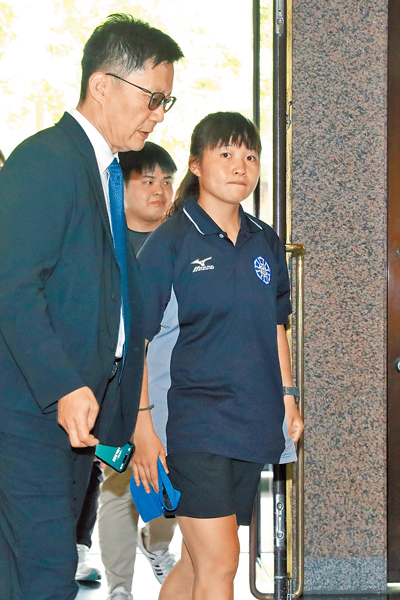 台師大女足抽血案受害學生簡奇陞(右)公開表示,只要涉案教練周台英誠摯道歉,願意接受。(本報資料照片) image
