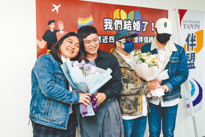 財政部18日公布2023年度婚姻報稅情形,同婚報稅件數達到6637件。圖為2對跨國同志伴侶到台北市戶政事務所登記結婚。(本報資料照片) image