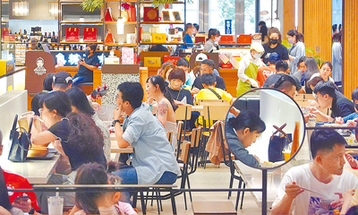 圖為台北市百貨公司美食街的用餐人潮。(本報資料照片) image