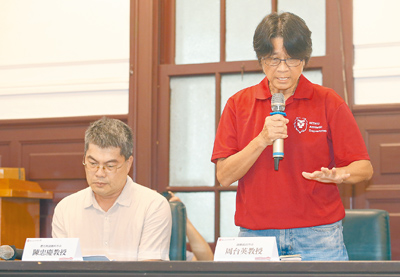 女足隊教練周台英(右)及計畫主持人陳忠慶(左),回答媒體詢問。(范揚光攝) image