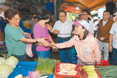 罷免案即將投票,國民黨立委李彥秀(前右)19日在基隆市長謝國樑(後右起)、立委廖先翔、新北市長侯友宜等陪同下,前往汐止區橫科市場懇求民眾出來投下不同意罷免。(杜宜諳攝) image