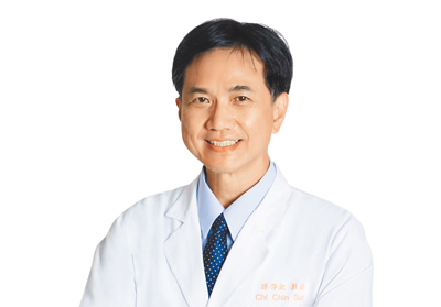 基隆長庚紀念醫院副院長孫啟欽,除了日常門診與手術,每年固定走入國內偏鄉、今年初更遠赴非洲義診,將關懷與溫暖送到醫療資源不足地區。(孫啟欽提供/李念庭台北傳真) image