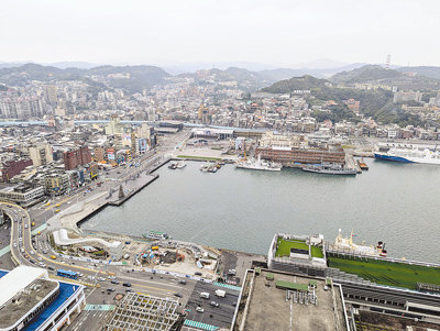 基隆市政府針對港區的市容景觀,推動「城市留白行動」,補助民眾清理及粉刷建築立面,期待以「減法美學」,形塑更乾淨、新穎的城市面貌。(張志康攝) image