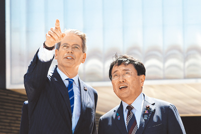 美國財長貝森特(左)19日與日本經濟再生擔任大臣赤澤亮正,參觀2025年世博會美國館。赤澤亮正同日宣布,他有意下周初訪美,展開第8輪美日關稅談判。(路透) image