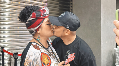 金曲歌后紀曉君(左)與老公19日在北流擺攤,現場大方親吻秀恩愛。(陳曉涵攝) image
